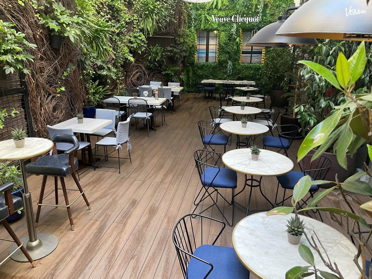 Terraza elegante Only YOU Boutique Hotel en Madrid preparada para baby shower.